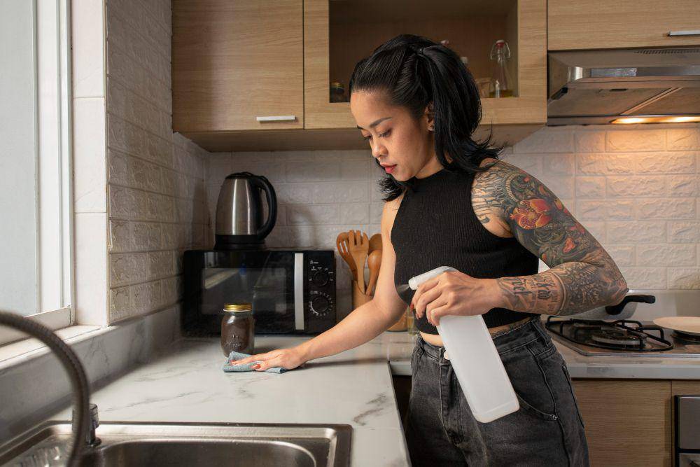 ilustrasi membersihkan dapur (freepik.com/freepik)