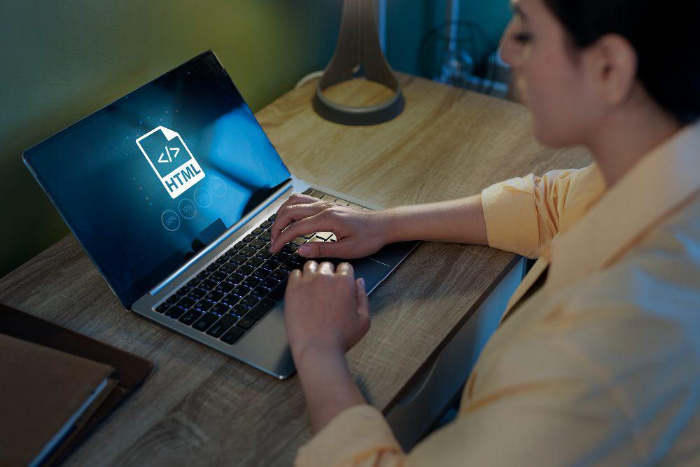 ilustrasi periksa laptop dan internet (freepik.com/freepik)