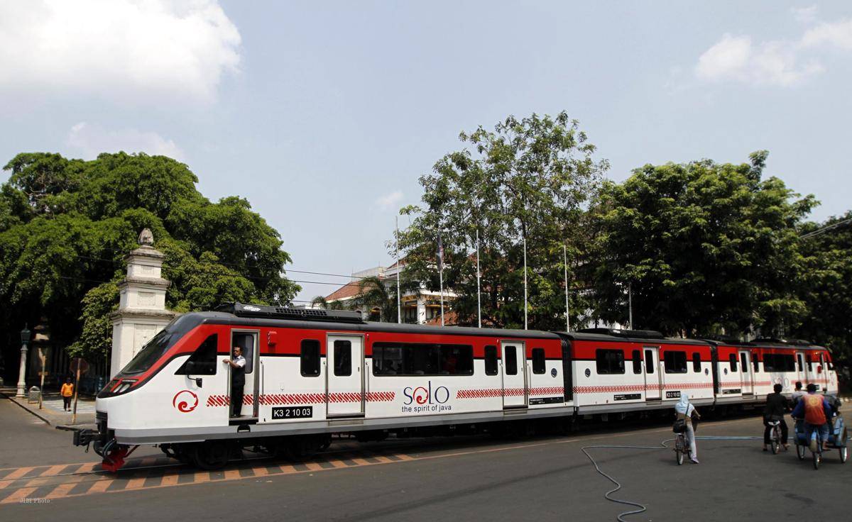 https://cdn.idntimes.com/content-images/post/20171108/250412-solo-ujicoba-railbus-bur12-e4de4ef1f6d1f970c95961bc7a875f93.jpg
