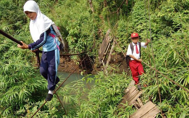 https://cdn.idntimes.com/content-images/post/20170221/281255-children-going-to-school-around-the-world-27-650-b38e6a505e-1484634034-a721859d0969026e1c9e9111d6634a1c.jpg