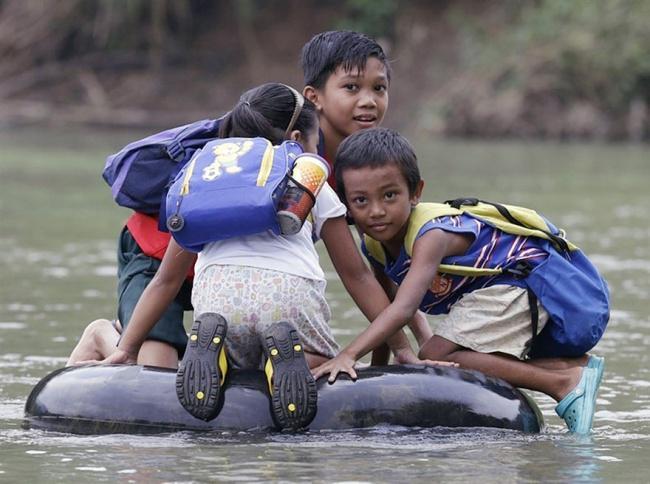 https://cdn.idntimes.com/content-images/post/20170221/281705-children-going-to-school-around-the-world-42-650-e14e2fa59d-1484634034-b00b1d8566d49e7fe220d4d975aaf046.jpg