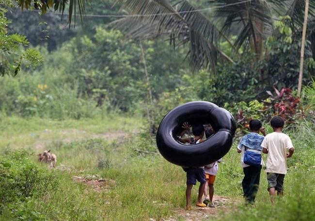 https://cdn.idntimes.com/content-images/post/20170221/281905-children-going-to-school-around-the-world-53-650-b62610fd9a-1484634034-11f17ec1fd1b4b2fc08aa0119269e13e.jpg