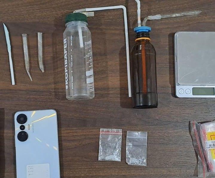 Sejumlah barang bukti tindak pidana narkotika yang diamankan polisi dari tangan tersangka. (Dok. Polda Kaltim)