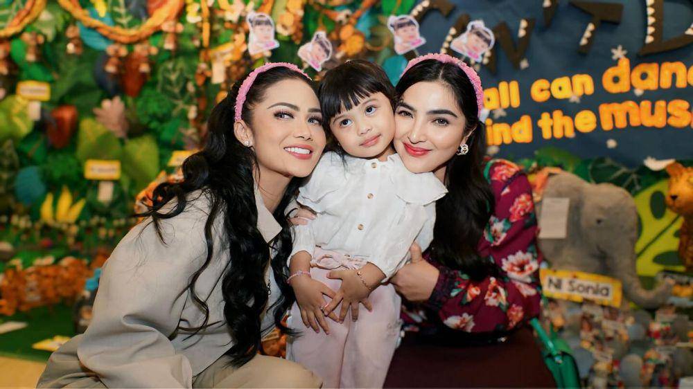 Ameena pentas di sekolah (Instagram.com/ashanty_ash)