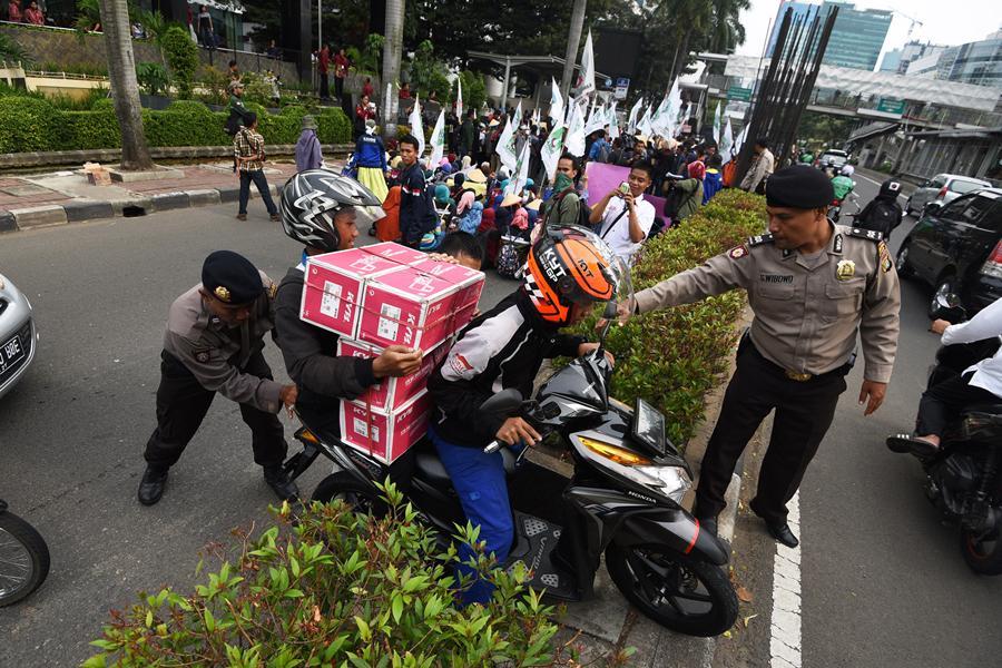 https://cdn.idntimes.com/content-images/post/20161028/9-antarafoto-aksi-kasus-reklamasi-teluk-jakarta-071016-sgd-3-4e4f24fd7531ed85858b820830fef68f.jpg