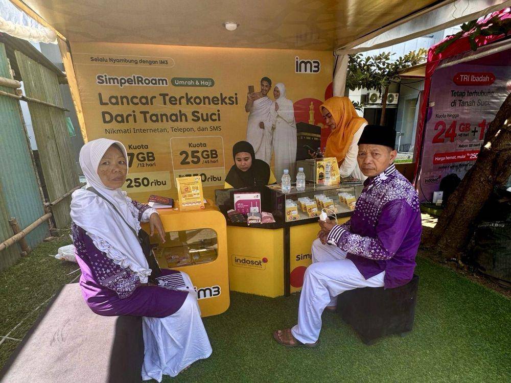 Jemaah haji dilayani di booth IM3 di Solo Embarkasi Haji Donohudan, Kecamatan Ngemplak, Kabupaten Boyolali. (dok. Indosat)