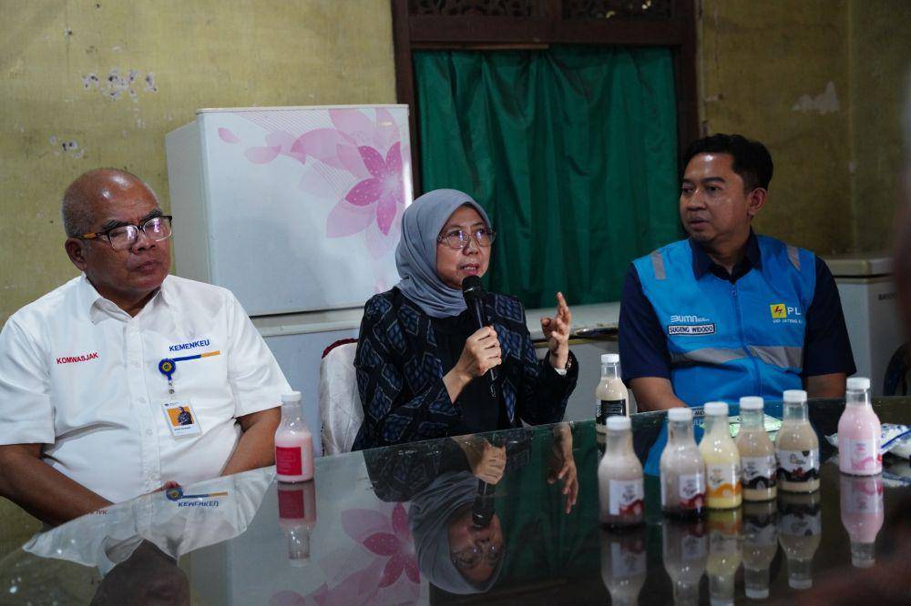 Peternak sapi di Boyolali mendapat dukungan sambungan listrik baru dengan daya 164 kilo Volt Ampere (kVA) dari PLN UID Jawa Tengah dan DI Yogyakarta melalui program elektrifikasi agrikultur. (Dok. PLN)
