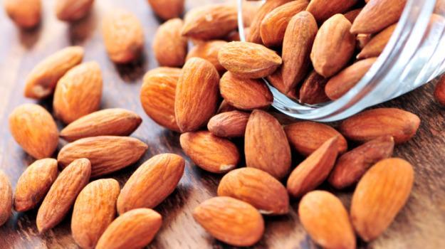 https://cdn.idntimes.com/content-images/post/20170707/almonds-raw-625x350-51421213477-1ffc331fdc424047e009f63d454324fb.jpg