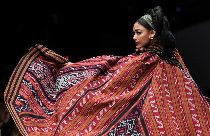 https://cdn.idntimes.com/content-images/post/20181024/antarafoto-anne-avantie-jfw-2019-221018-hma-2-5e41de56d8b3edcbaff6103d9e3fc45c.jpg