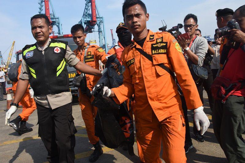 https://cdn.idntimes.com/content-images/post/20181029/antarafoto-evakuasi-jenazah-kecelakaan-pesawat-291018-ies-5-77c8242ff65eb475582ff3a84644341a.jpg
