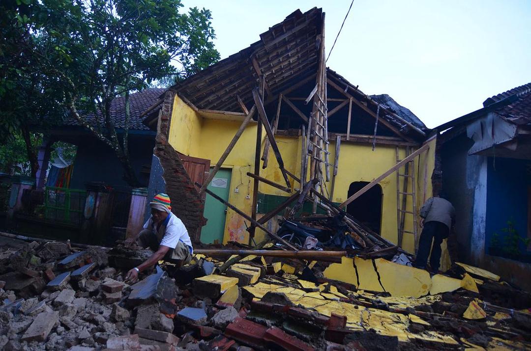 https://cdn.idntimes.com/content-images/post/20171216/antarafoto-pasca-gempa-tasikmalaya-161217-adb-5-b7650158c6e997821f7b7aeebd42d1b4.jpg