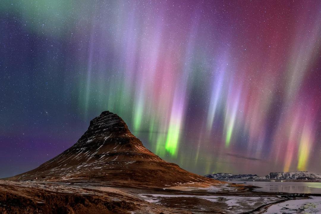 https://cdn.idntimes.com/content-images/post/20170717/aurora-kirkjufell-icelandadapt11901-1-b98b6bc0a2cfebfa74621b95389bc1bf.jpg