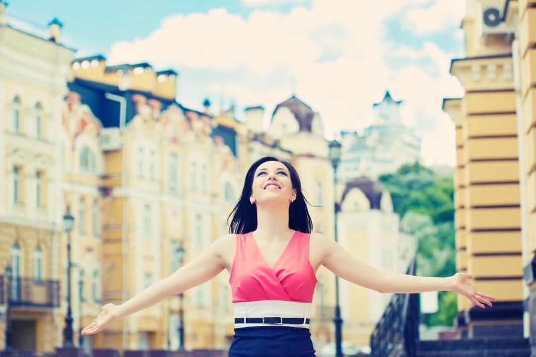 https://cdn.idntimes.com/content-images/post/20170606/beautiful-girl-feeling-happy-images-ea09e9549076afed6871d03f50f458e3.jpg
