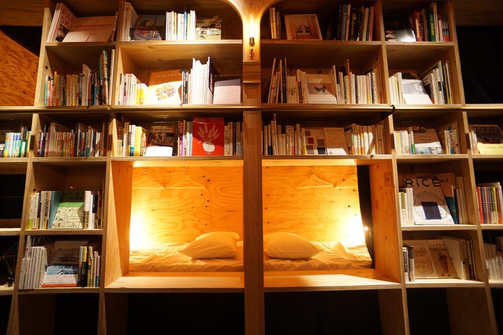 https://cdn.idntimes.com/content-images/post/20180106/bed-and-books-6446a041b8299b5b85eb8117e4b4d06a.jpg