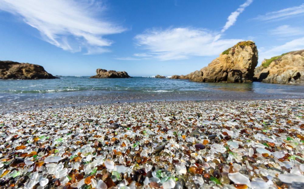 https://cdn.idntimes.com/content-images/post/20171113/bigs-glass-beach-fort-bragg-california-sunny-day-shot-wide-angle-161020889-large-1000x623-454a9c11acf991e73865e6f15ce0e496.jpg