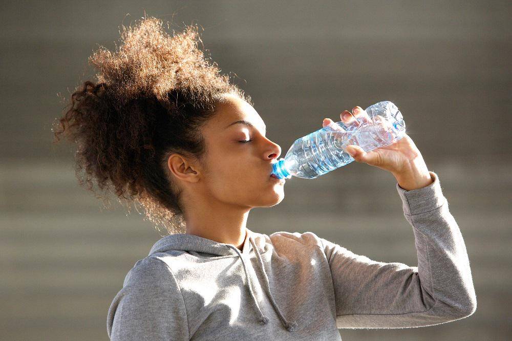 https://cdn.idntimes.com/content-images/post/20170406/bigstock-attractive-young-woman-drinkin-79932121-b5bb9f9db5cf07472867b7bb63c58f26.jpg