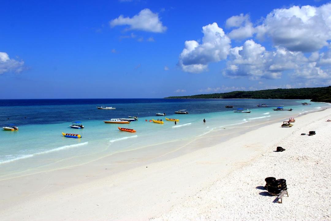 https://cdn.idntimes.com/content-images/post/20171107/bira-beach-dive-indonesia-b65accae8c582664ca4600e406c93284.jpg