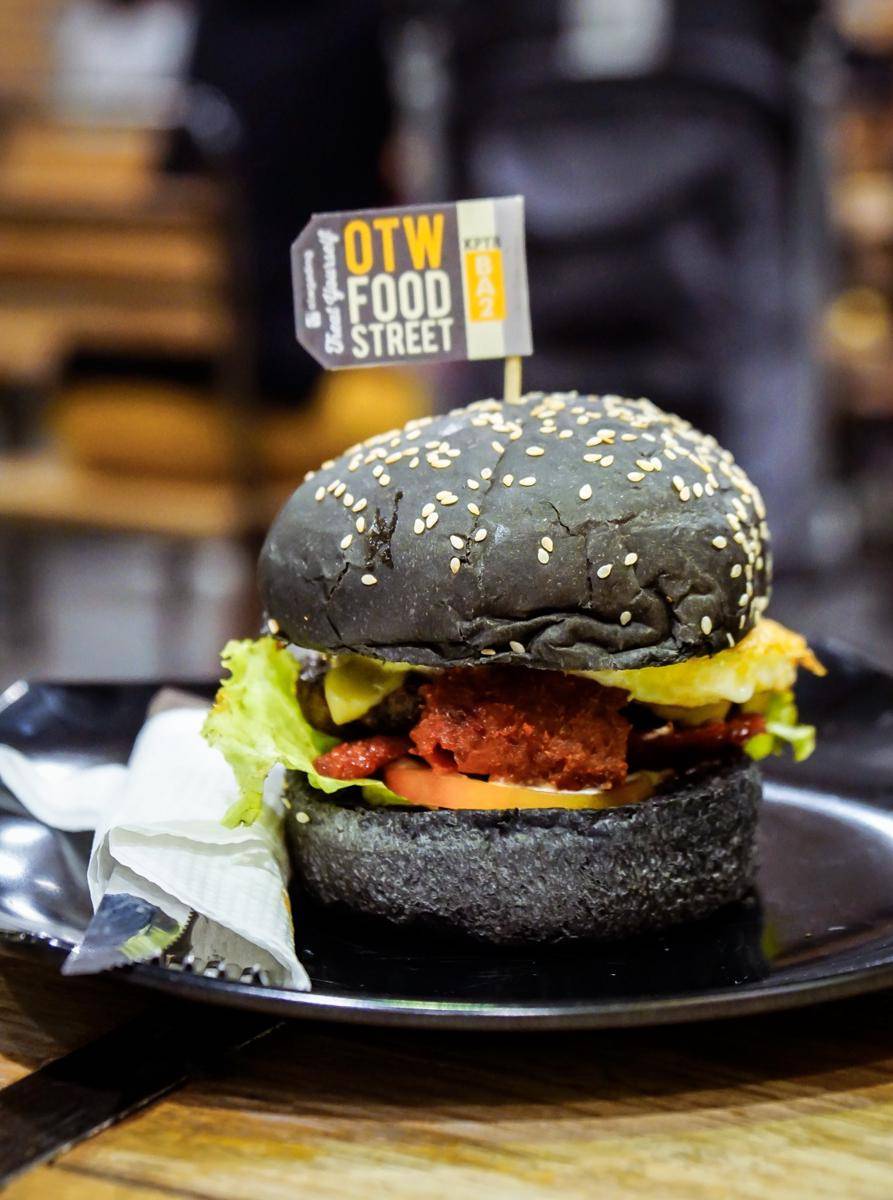 https://cdn.idntimes.com/content-images/post/20171002/black-beef-burger-591d4ec4b0351c283f84a2799b7680e0.jpg
