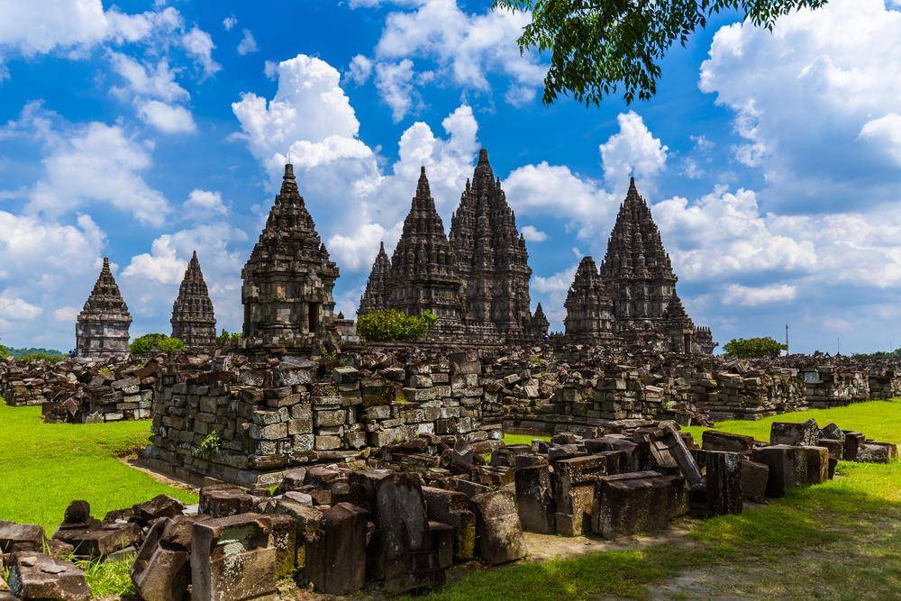 https://cdn.idntimes.com/content-images/post/20170924/candi-prambanan-dc236b7c1cf2eab26dd2d5e9dbc2e49d.jpg