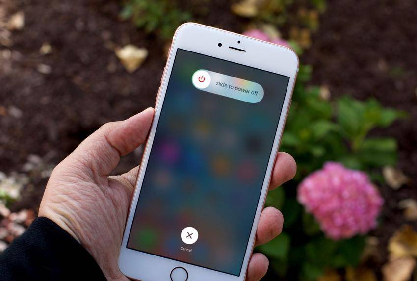 https://cdn.idntimes.com/content-images/post/20170209/charge-iphone-rewel-0a5c7aa663967f80ab0d7892f3c411b3.jpg
