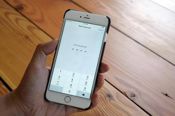 https://cdn.idntimes.com/content-images/post/20170209/charge-iphone-rewel-1-d806d0fb237ed6fe45633c67fd1240ff.jpg