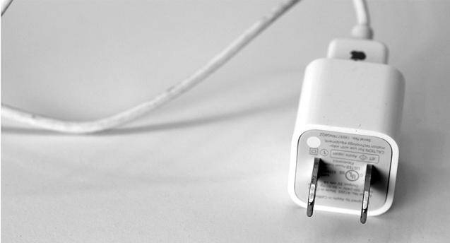 https://cdn.idntimes.com/content-images/post/20170209/charge-iphone-rewel-4-307e25315765167f09230029bb00d879.jpg