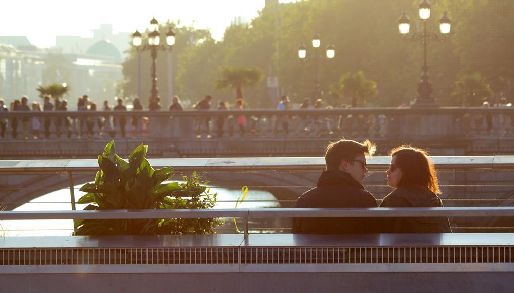 https://cdn.idntimes.com/content-images/post/20161105/city-sunny-couple-love-ce01affb34642148454dfd7db2f2c622.jpg