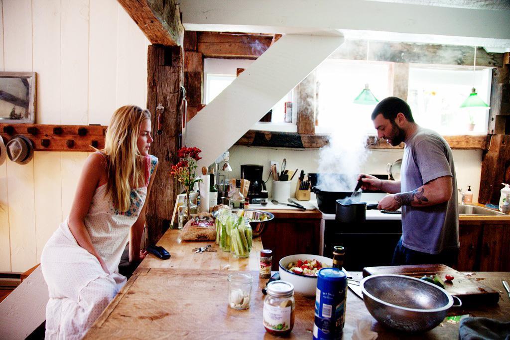 https://cdn.idntimes.com/content-images/post/20170410/cook-couple-kitchen-featured-image-1c88efb74d067310fda2a66327753ca1.jpg