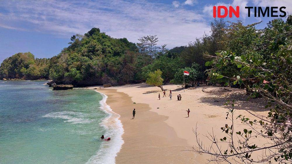 Potret Pantai Tiga Warna Malang (IDN Times/Fasrinisyah Suryaningtyas)