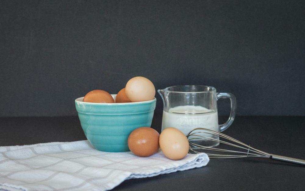 ilustrasi telur dan susu (unsplash.com/Debby Hudson)