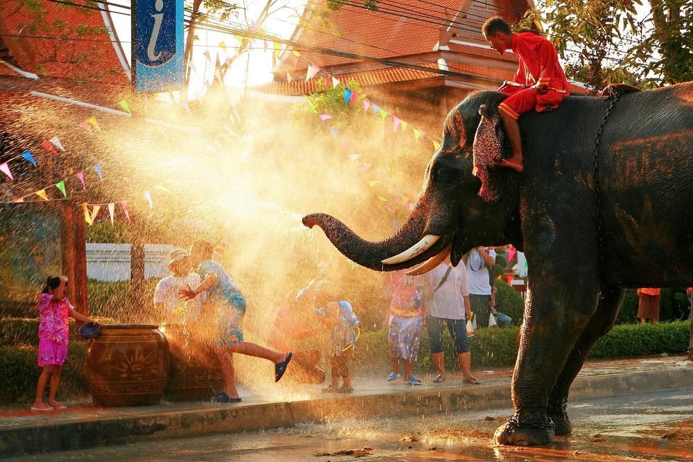 https://cdn.idntimes.com/content-images/post/20180409/elefante-songkran-restaurante-thai-gardens-25acdac8c92246143004ff65050c3e8e.jpg