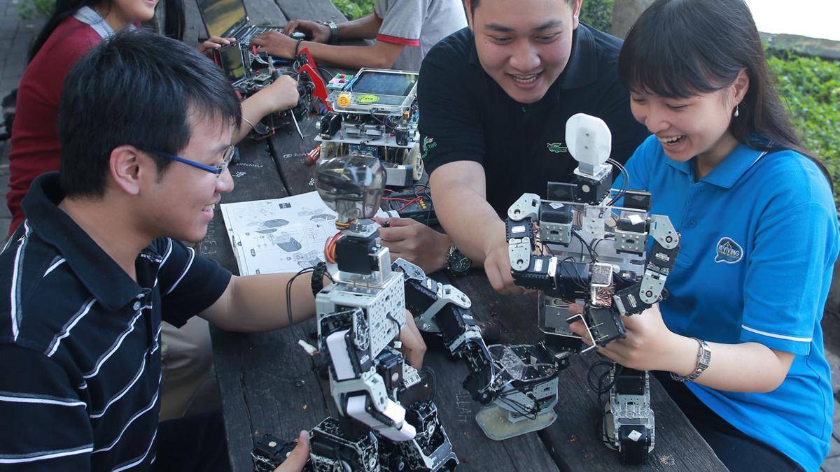 https://cdn.idntimes.com/content-images/post/20170102/elektro-robot-d59cd2f55a41c13a94581361fc93281d.jpg