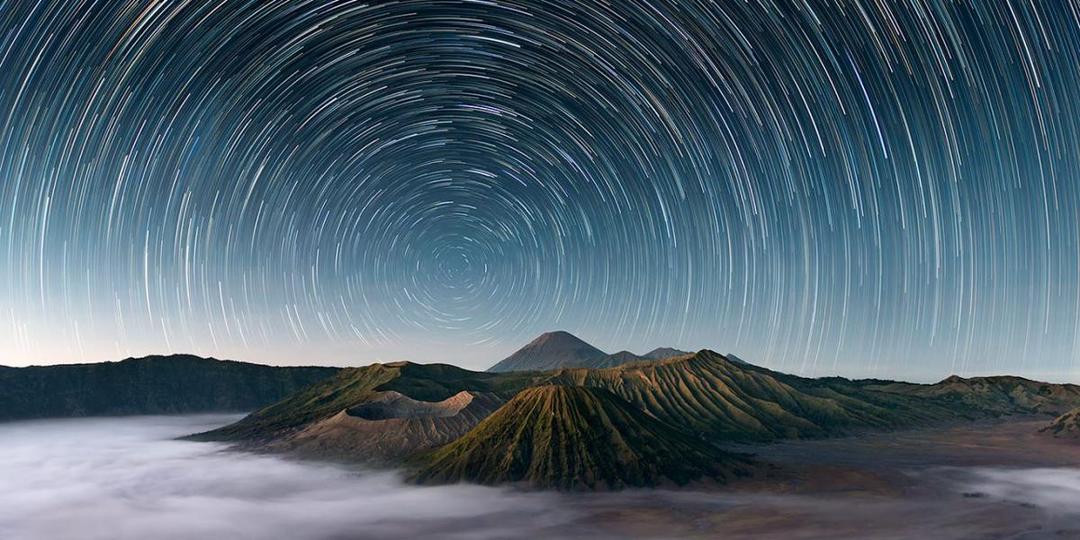 https://cdn.idntimes.com/content-images/post/20171130/elia-locardi-sleeping-giants-mt-bromo-indonesia-1440-wm-60q-1280x640-c7be828932f989300107ce56e0a34c7e.jpg