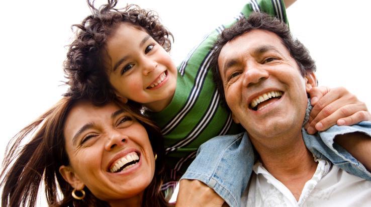 https://cdn.idntimes.com/content-images/post/20170614/family-laughing-b391c5dbd4da44b6602a5e0b58fa17f2.jpg