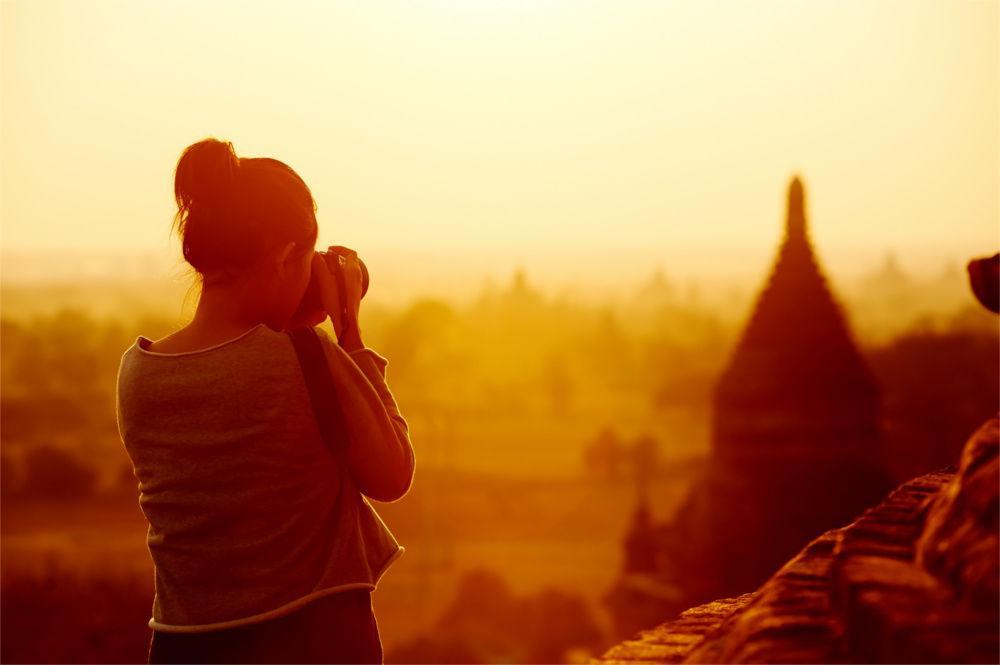 https://cdn.idntimes.com/content-images/post/20160524/female-traveller-dfa7711b03ebcd19cb76d01196f208a9.jpg