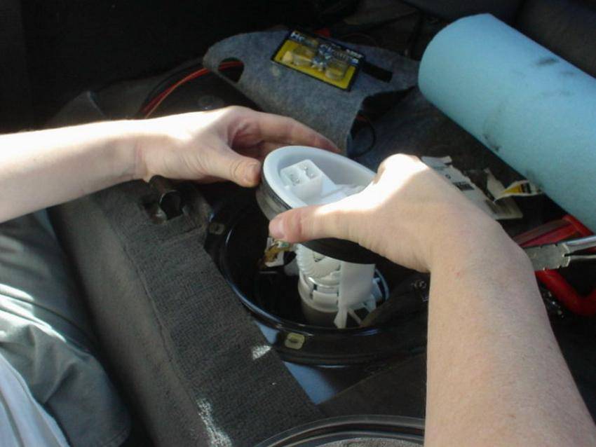 https://cdn.idntimes.com/content-images/post/20161017/fuel-pump-b20c72693859d039c60730b3ad59310a.jpg