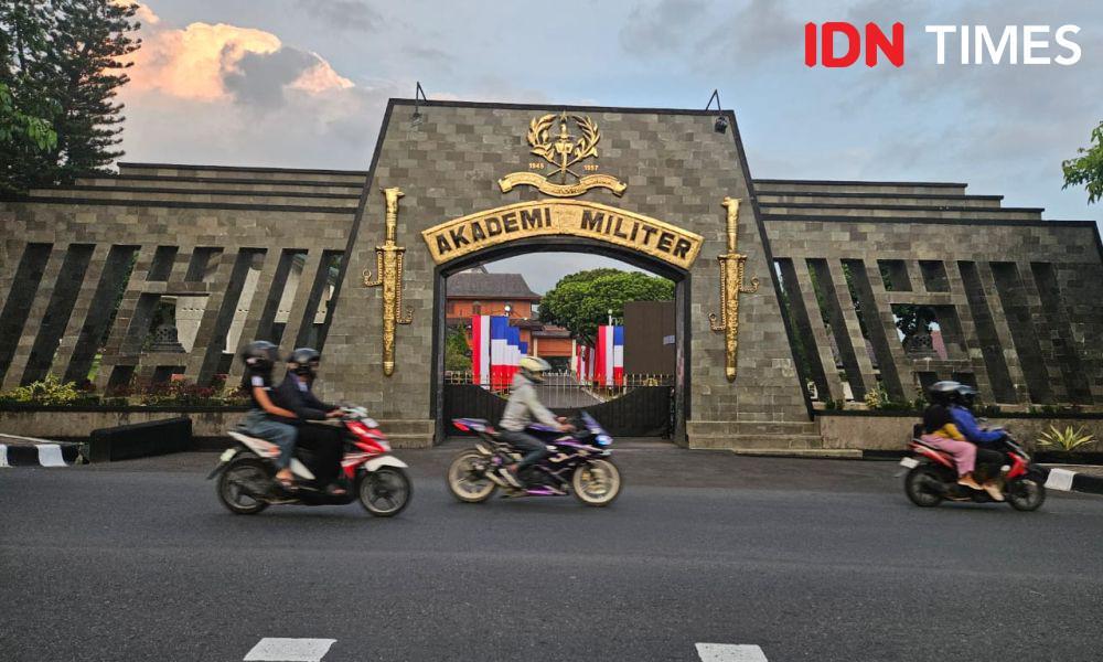 Bendera Indonesia dan Perancis berkibar di Akmil Magelang. (IDN Times/Bandot Arywono)