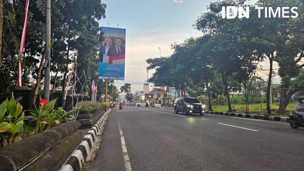 Baliho ucapan selamat datang kepada Presiden Prabowo dan Presiden Macron. (IDN Times/Bandot Arywono)