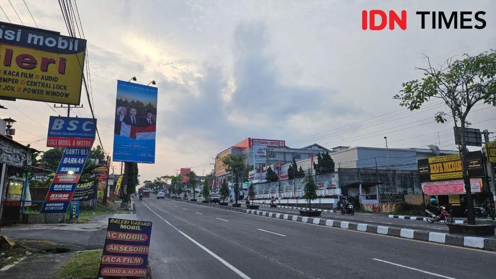 Baliho ucapan selamat datang kepada Presiden Prabowo dan Presiden Macron. (IDN Times/Bandot Arywono)