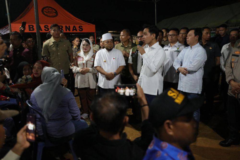 Wakil Presiden (Wapres) Gibran Rakabuming Raka, mengunjungi warga  yang terdampak bencana gempa bumi M 6.0 di kawasan Perumahan Rafflesia Asri, Betungan, Kota Bengkulu, Selasa malam (27/5/2025) (Dok.BNPB)