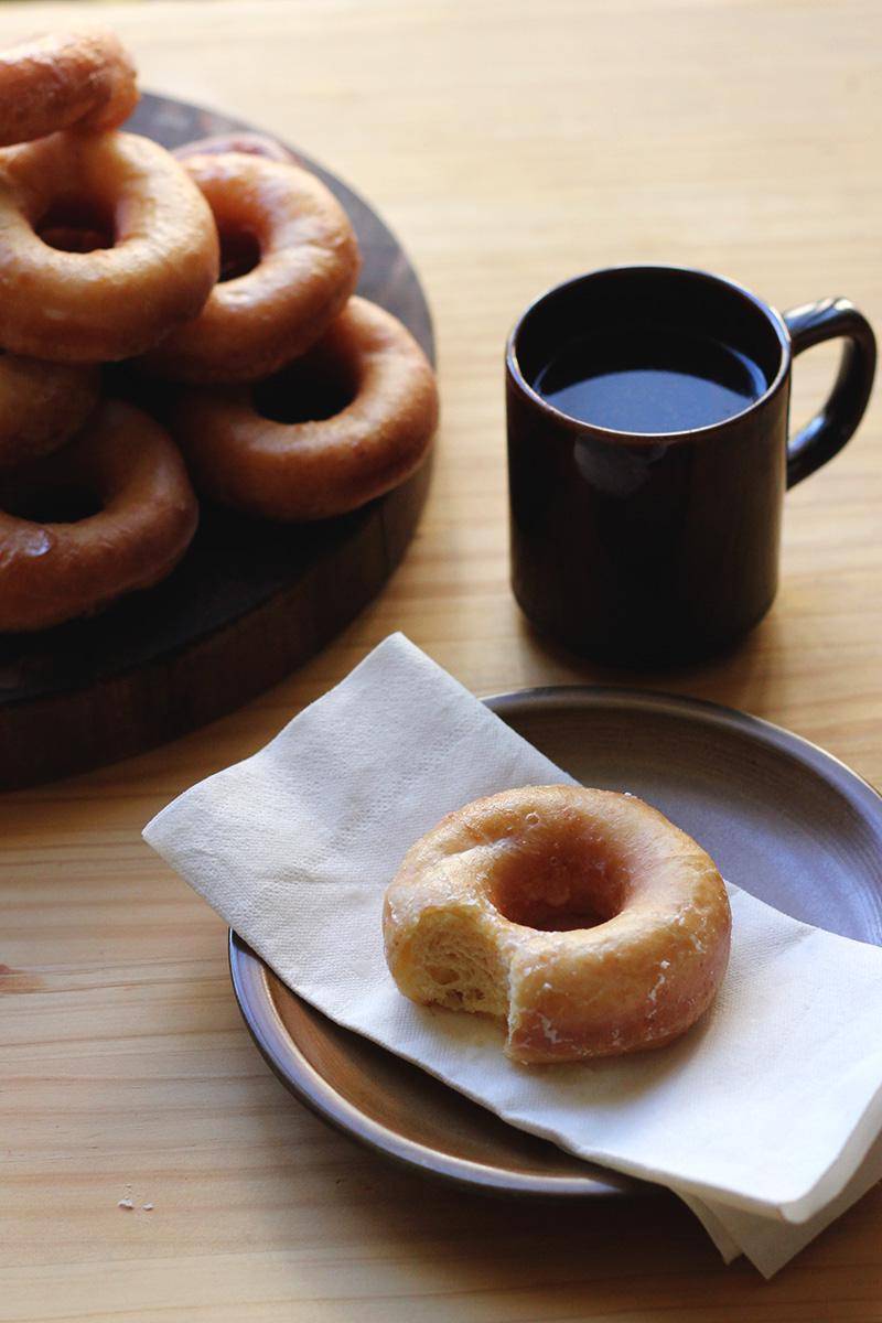 https://cdn.idntimes.com/content-images/post/20180214/glazed-donuts-and-coffee-4-717e2648477c4d62ae724d1ad5a480a1.jpg