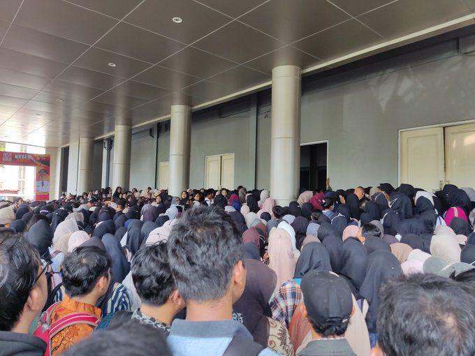Lautan Manusia di Jobfair di President University (https://x.com/puongs737rk8)