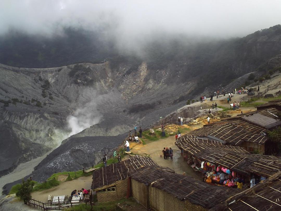 https://cdn.idntimes.com/content-images/post/20171130/gunung-tangkuban-perahu-bandung-c7ca46bf807a7c4f1be582e4366a942e.jpg