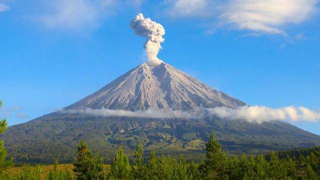 https://cdn.idntimes.com/content-images/post/20171128/gunung2-c310680f0e807180b49ebf5f89c9d25d.jpg