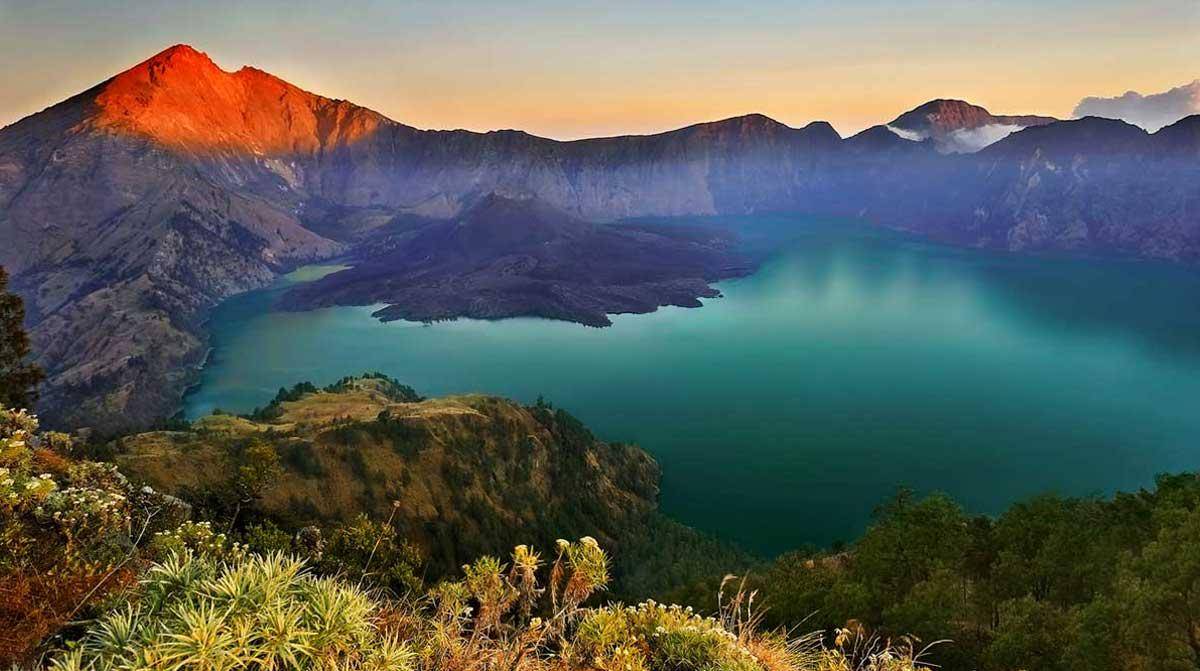 https://cdn.idntimes.com/content-images/post/20171128/gunung3-86f75c180e1d30e1eacd35004050be9e.jpg