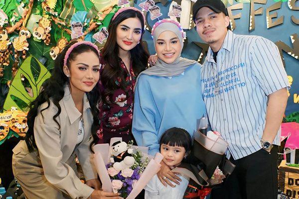 7 Potret Ameena Pentas di Sekolah, Didampingi Kris Dayanti-Ashanty