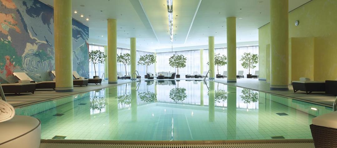 https://cdn.idntimes.com/content-images/post/20171118/hl-hotelpool-6-1270x560-fittoboxsmalldimension-center-eb3a7b42d4788ebb56f7a870a5b70d43.jpg