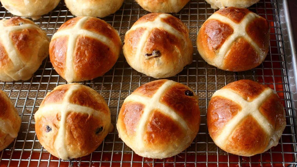 https://cdn.idntimes.com/content-images/post/20180323/hot-cross-bun-f35857c272b3f66a2034b433da245035.jpg
