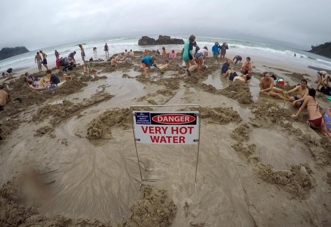 https://cdn.idntimes.com/content-images/post/20171113/hot-water-beach-2-d055784f3b00b9116181161ca0936fda.jpg
