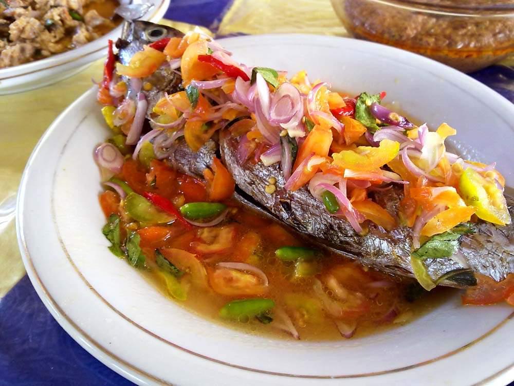 https://cdn.idntimes.com/content-images/post/20180321/ikan-bakar-colo-colo-khas-ambon-ee18edb251105a40345366bdeb8dacff.jpg